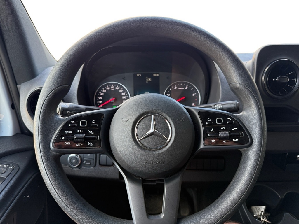 Photo 16 of this MERCEDES-BENZ SPRINTER