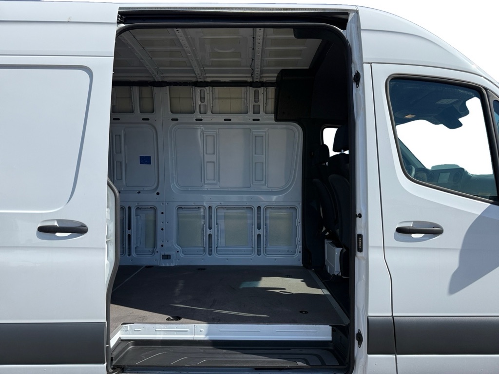 Photo 14 of this MERCEDES-BENZ SPRINTER