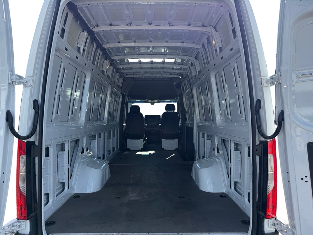 Photo 13 of this MERCEDES-BENZ SPRINTER