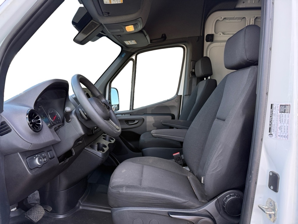 Photo 9 of this MERCEDES-BENZ SPRINTER