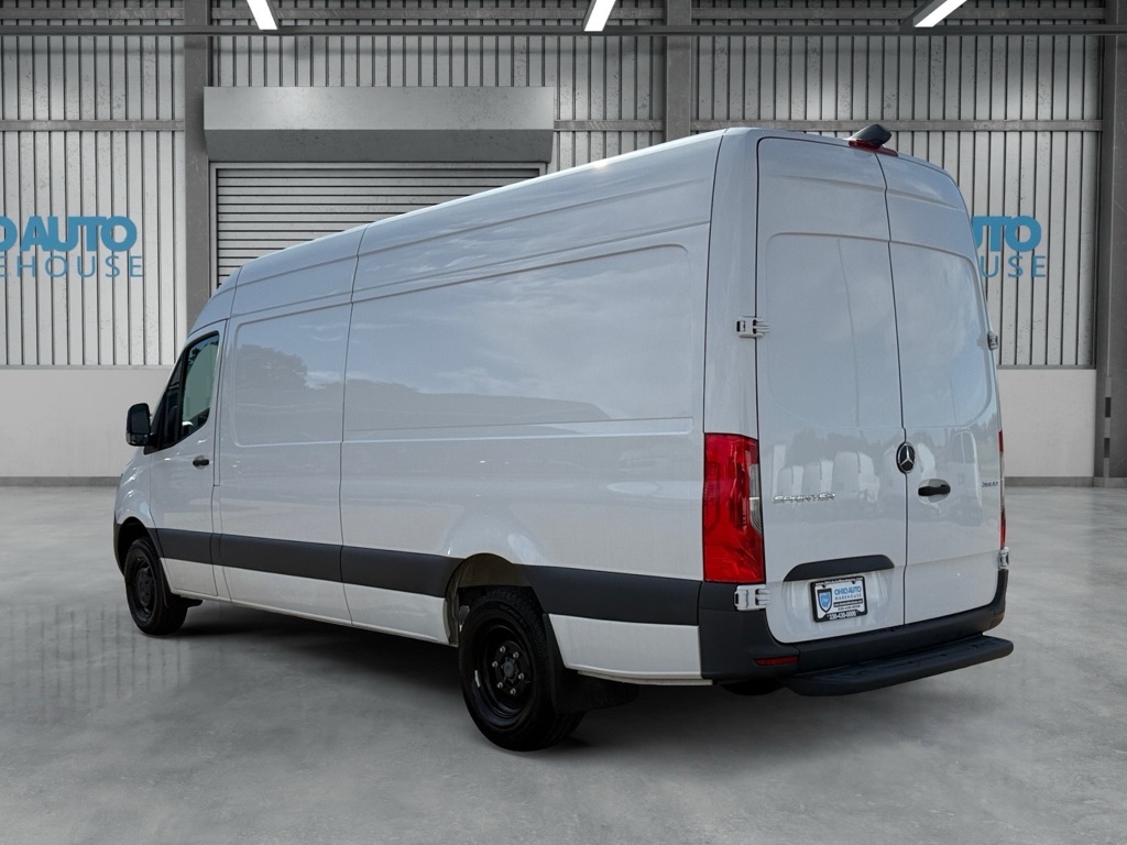 Photo 6 of this MERCEDES-BENZ SPRINTER