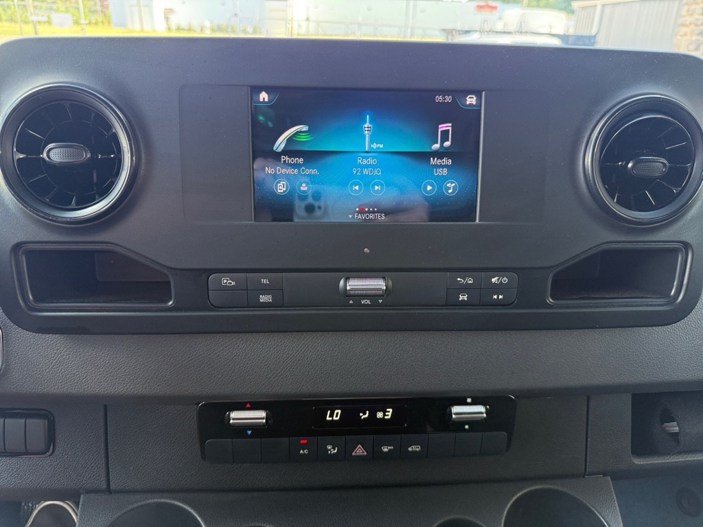 Photo 18 of this MERCEDES-BENZ SPRINTER