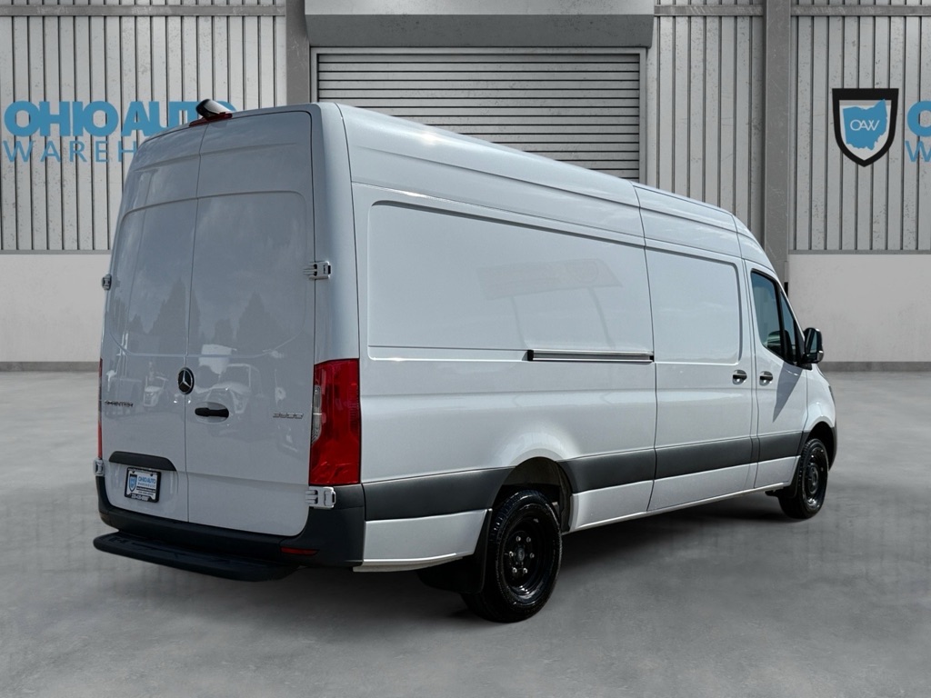Photo 8 of this MERCEDES-BENZ SPRINTER