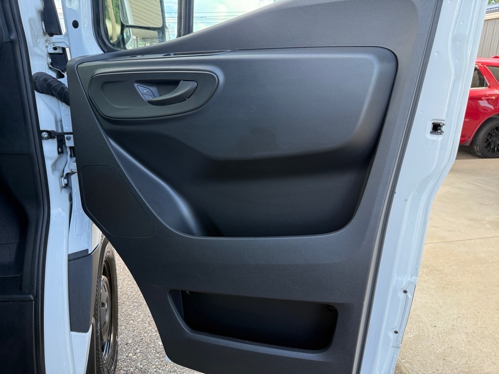 Photo 28 of this MERCEDES-BENZ SPRINTER