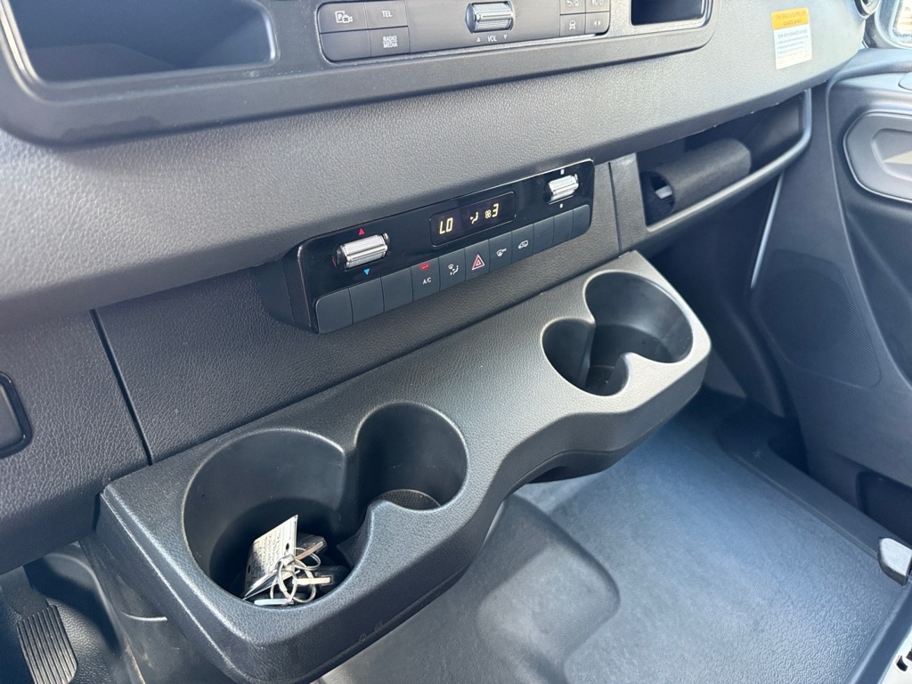 Photo 21 of this MERCEDES-BENZ SPRINTER