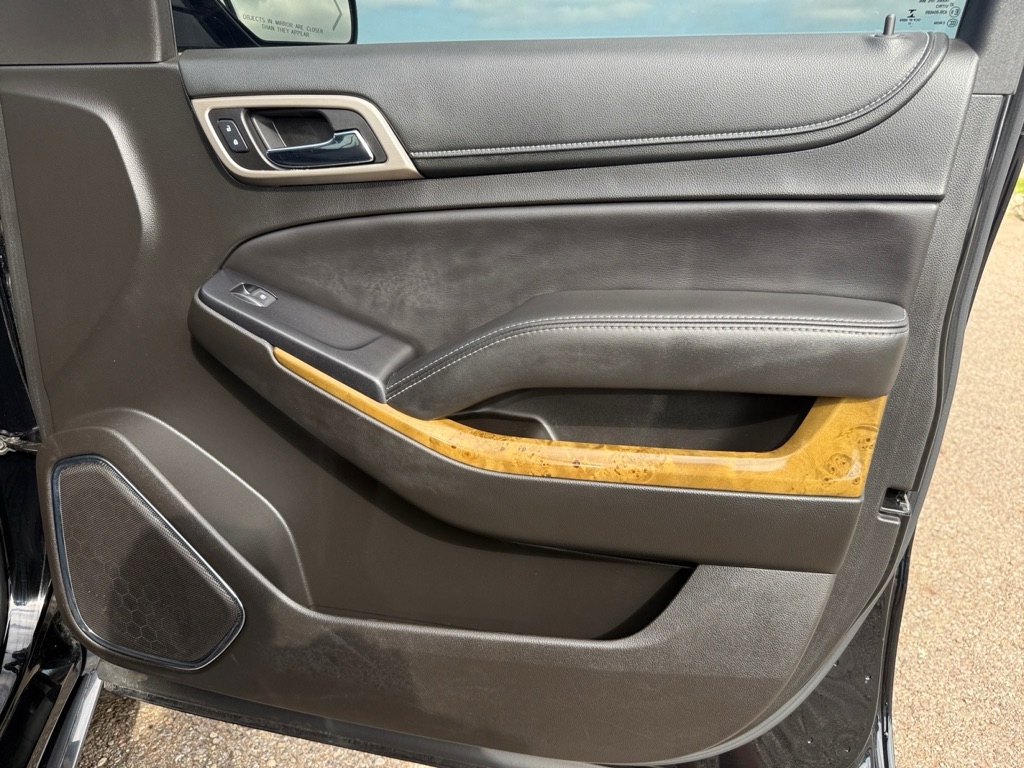 Photo 38 of this GMC YUKON