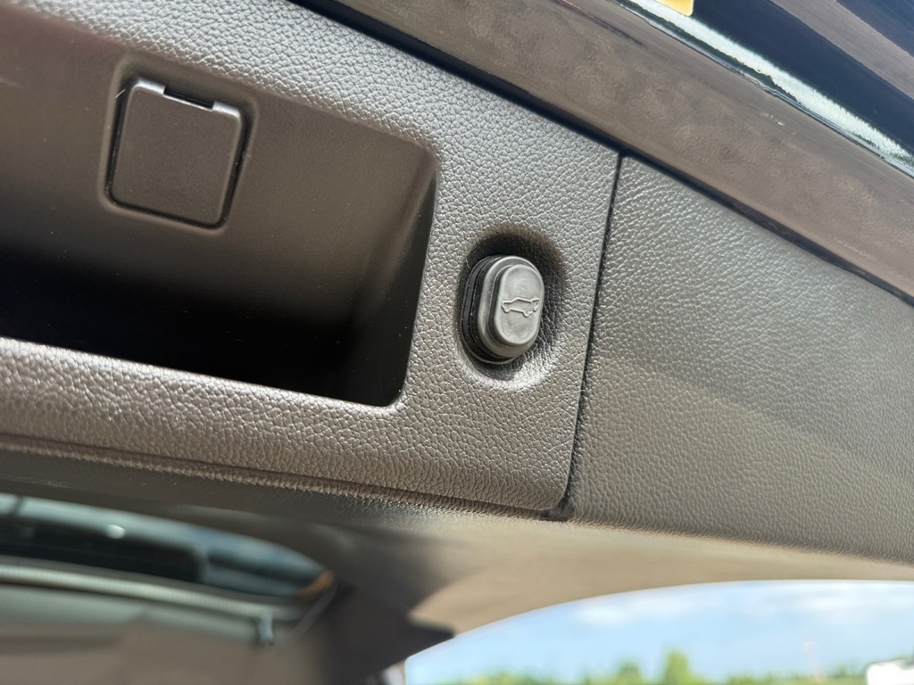 Photo 34 of this GMC YUKON