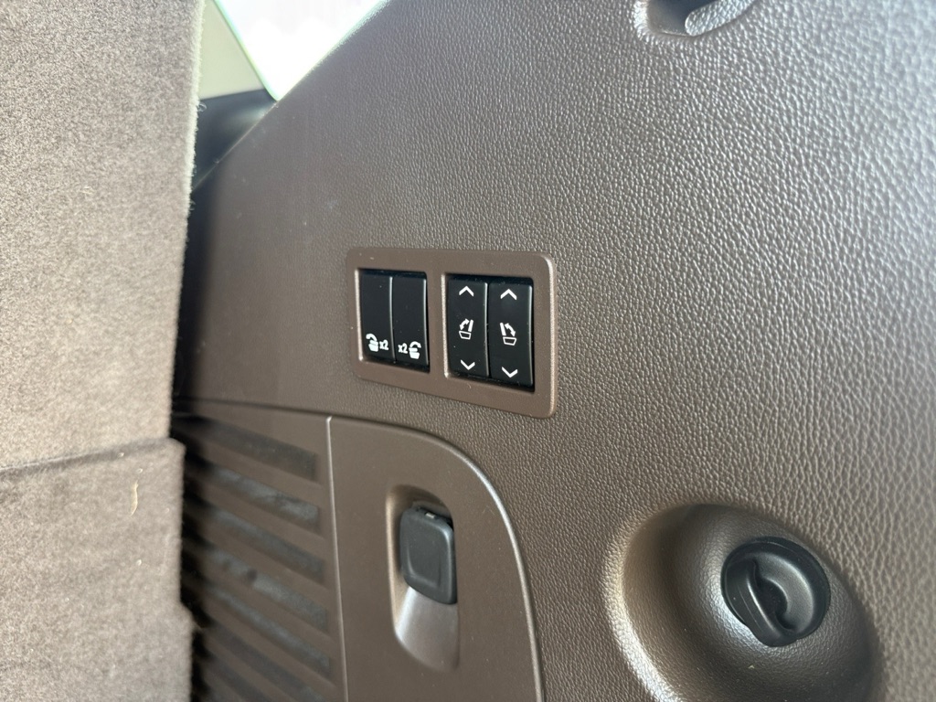 Photo 34 of this GMC YUKON