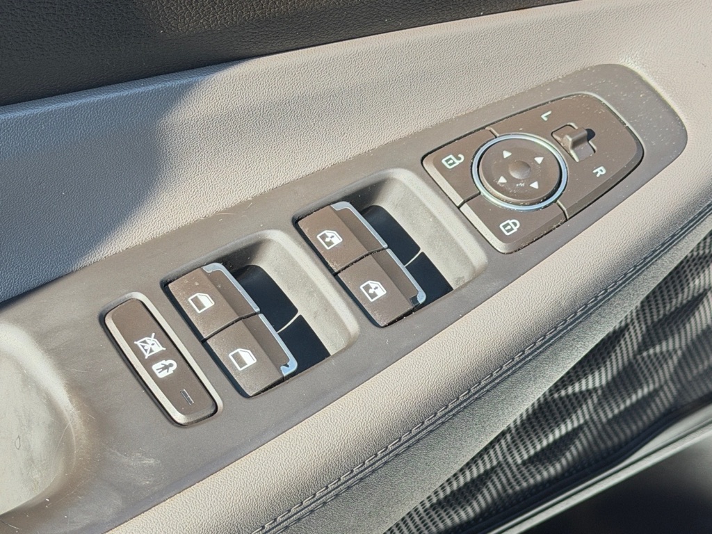 Photo 32 of this HYUNDAI SANTA FE