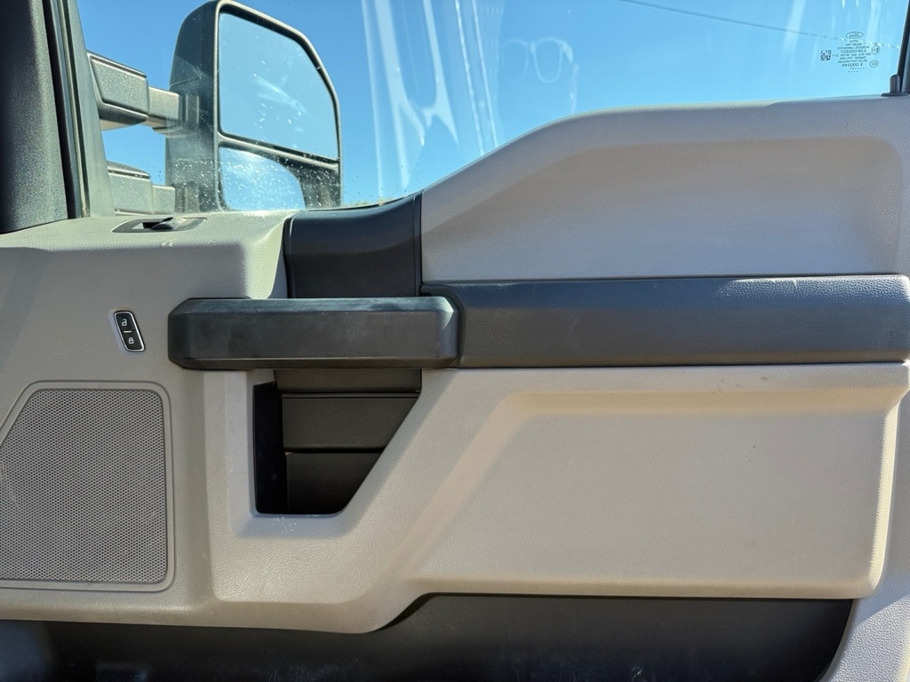 Photo 17 of this FORD F350