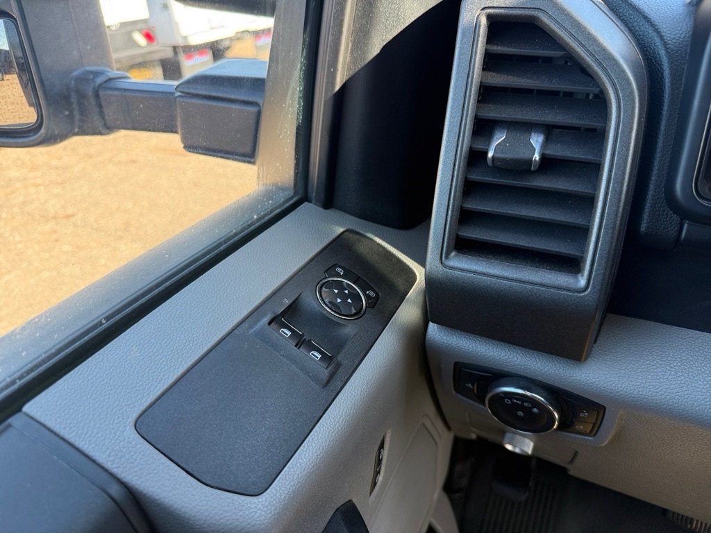 Photo 15 of this FORD F350