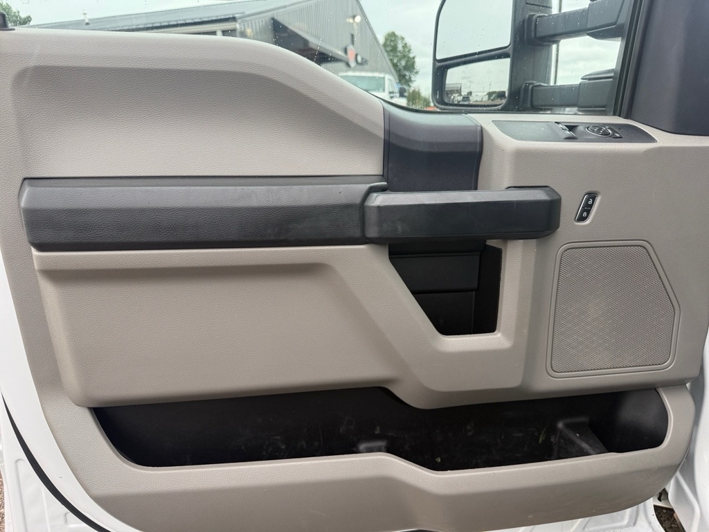 Photo 23 of this FORD F350