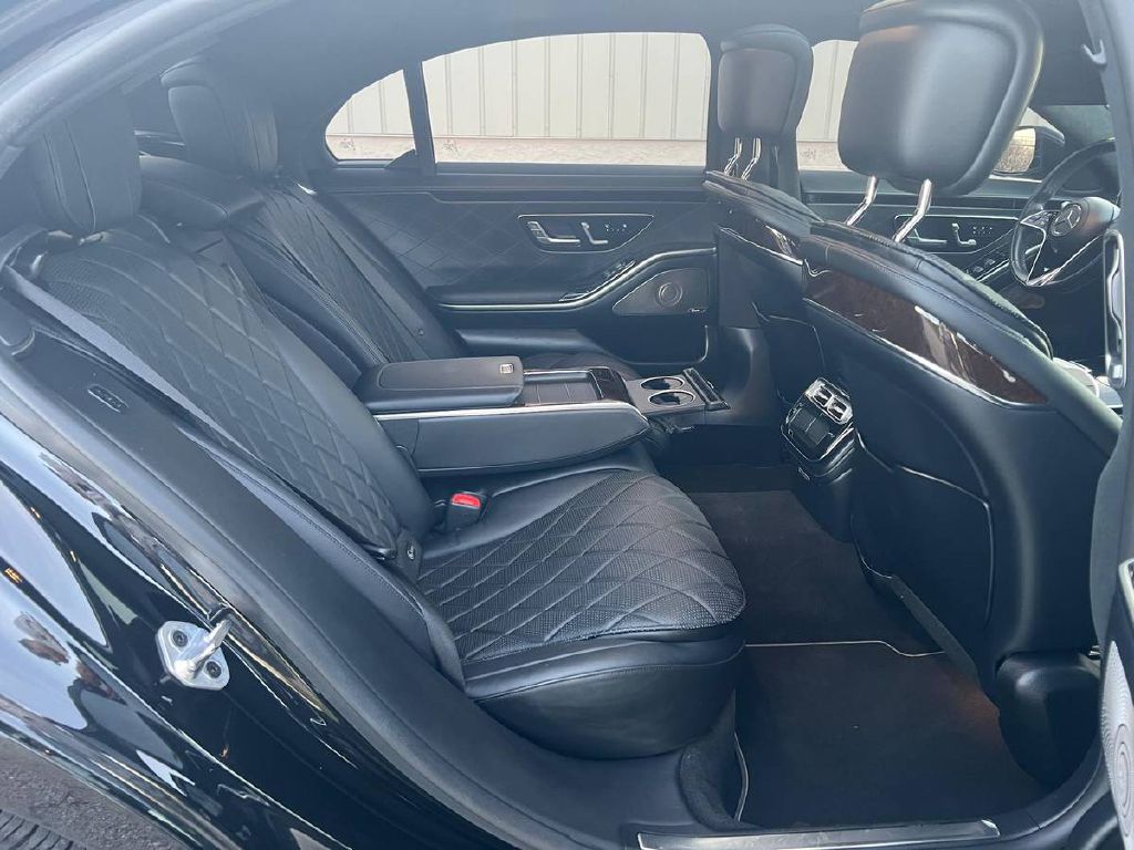 Photo 14 of this MERCEDES-BENZ S-CLASS