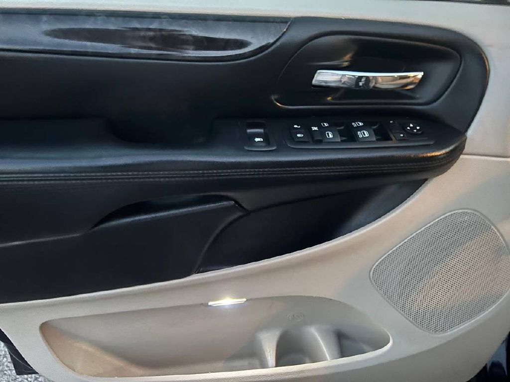 Photo 17 of this MERCEDES-BENZ S-CLASS