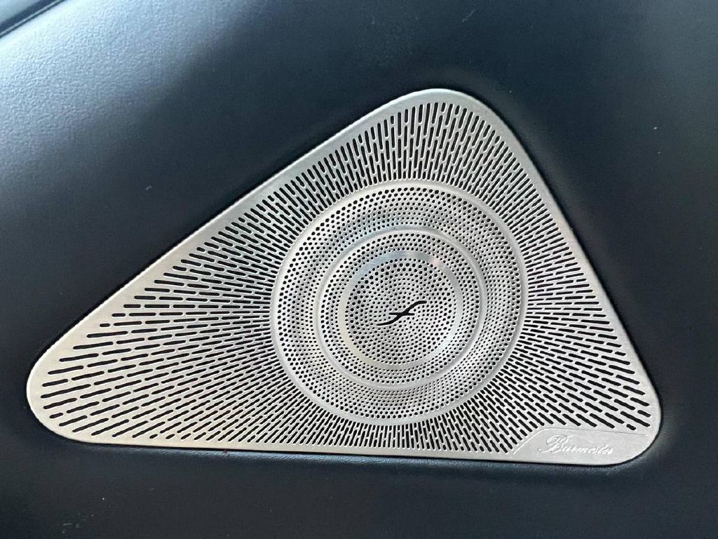 Photo 19 of this MERCEDES-BENZ S-CLASS