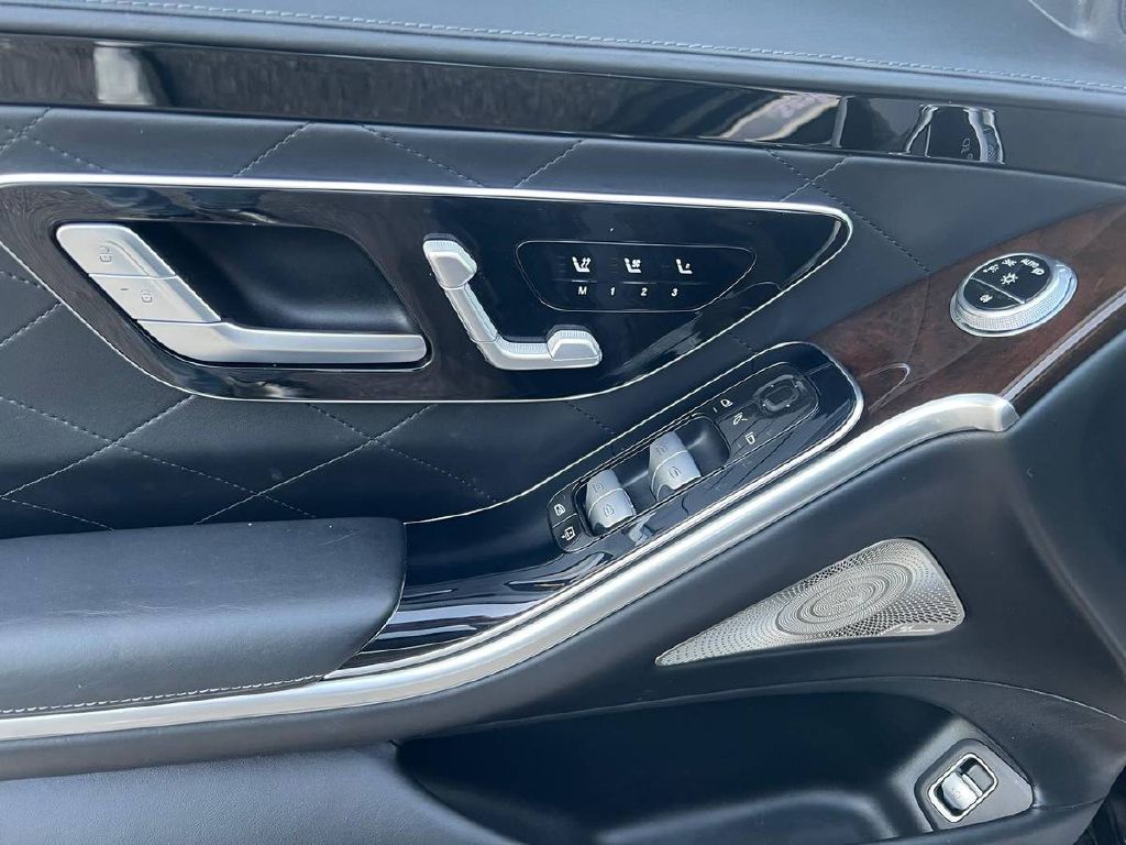 Photo 21 of this MERCEDES-BENZ S-CLASS