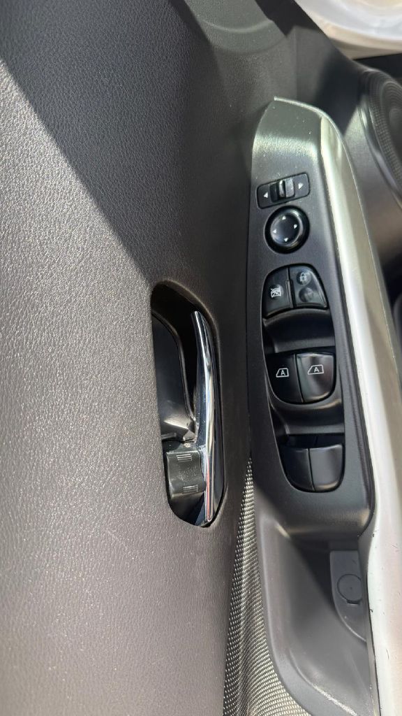 Photo 11 of this NISSAN KICKS