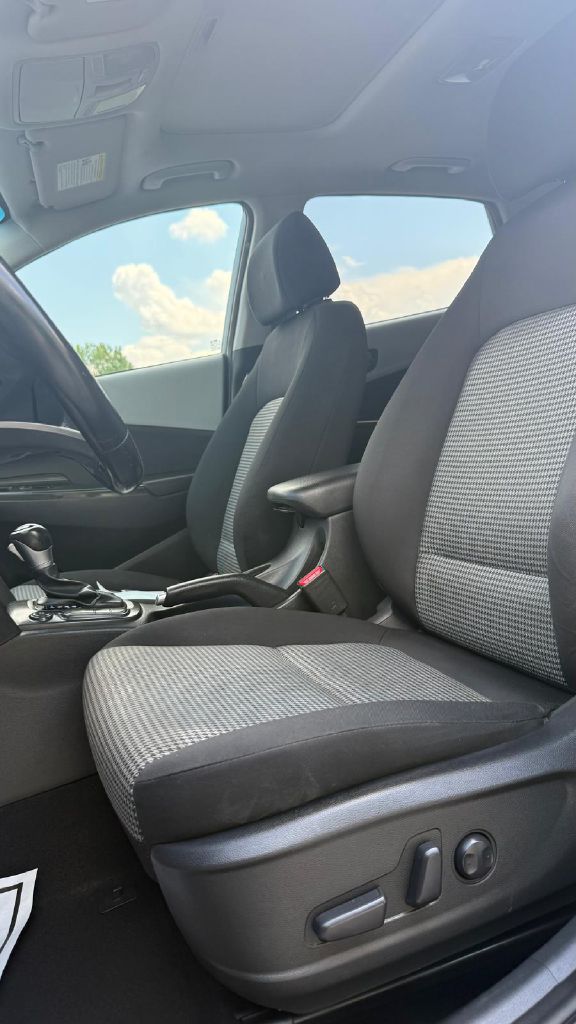Photo 8 of this HYUNDAI KONA