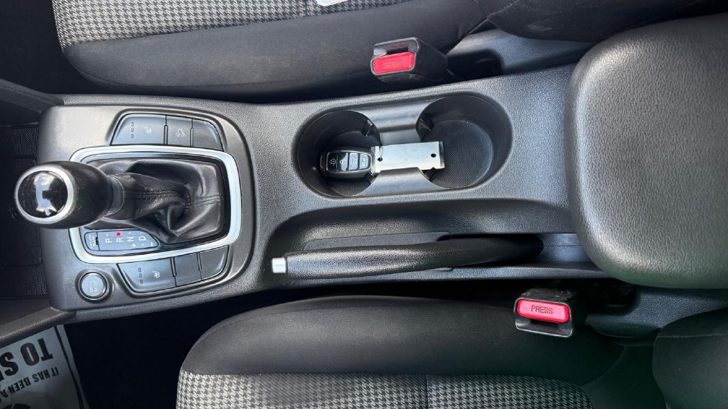 Photo 21 of this HYUNDAI KONA