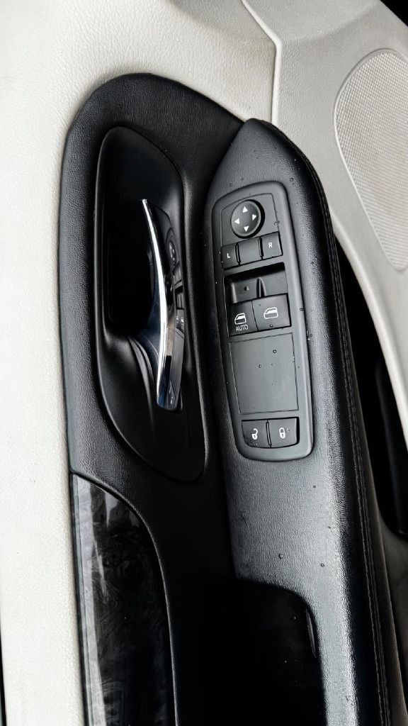 Photo 10 of this DODGE GRAND CARAVAN