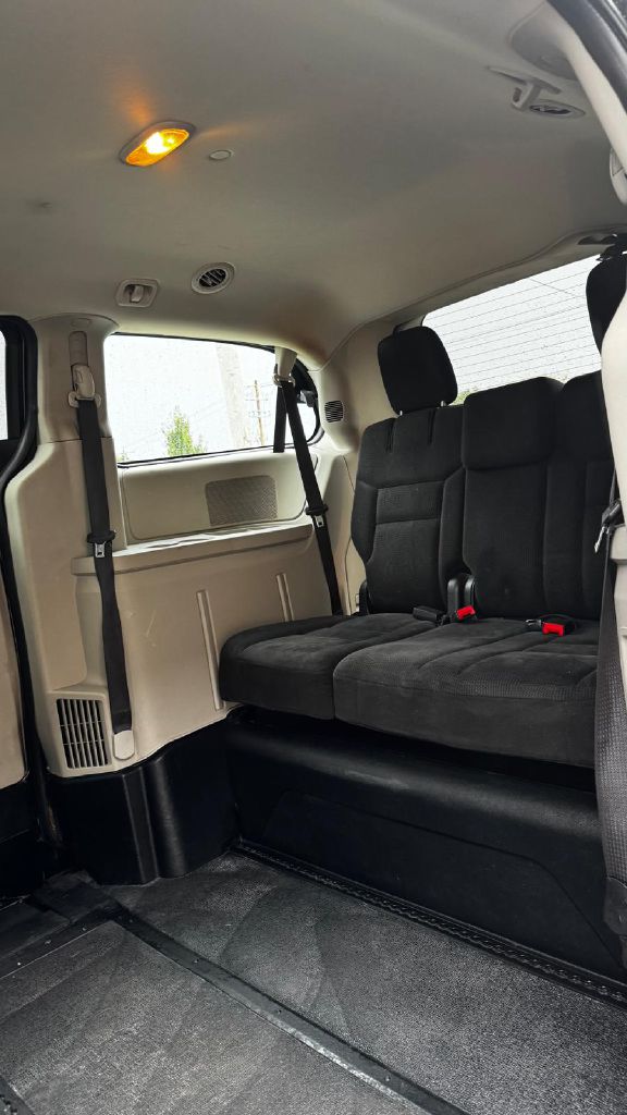 Photo 13 of this DODGE GRAND CARAVAN
