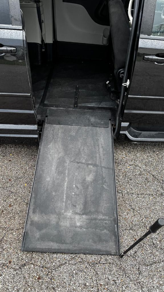 Photo 18 of this DODGE GRAND CARAVAN