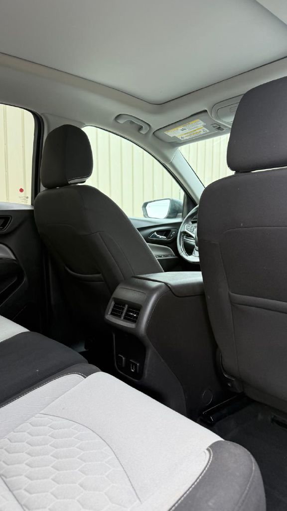 Photo 18 of this CHEVROLET EQUINOX