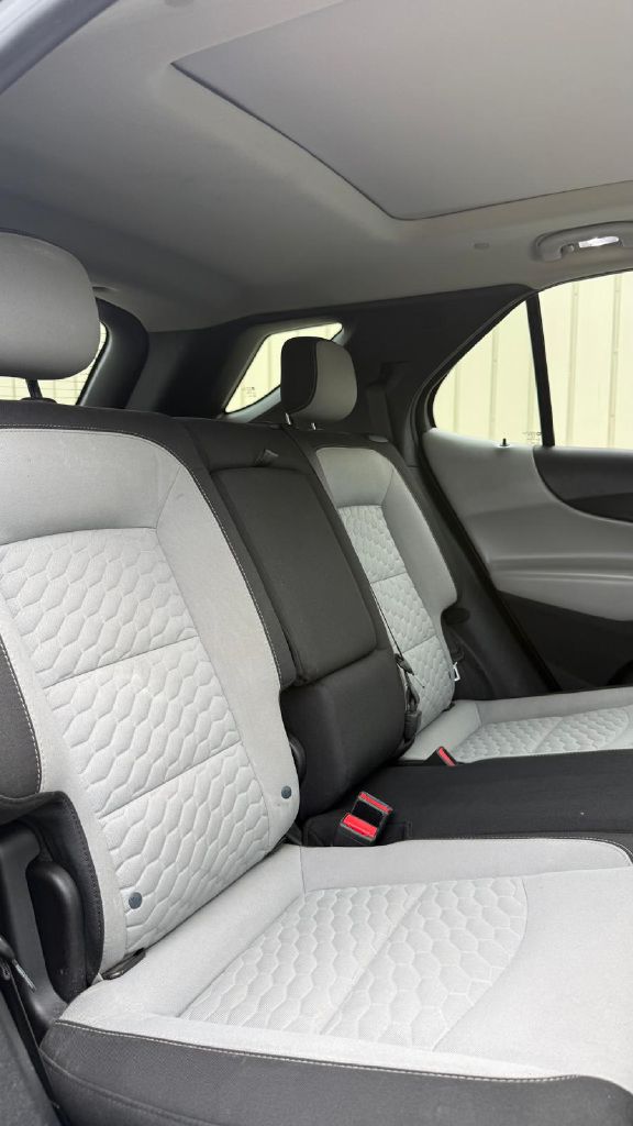 Photo 19 of this CHEVROLET EQUINOX
