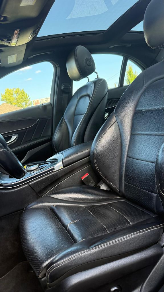 Photo 9 of this MERCEDES-BENZ C-CLASS