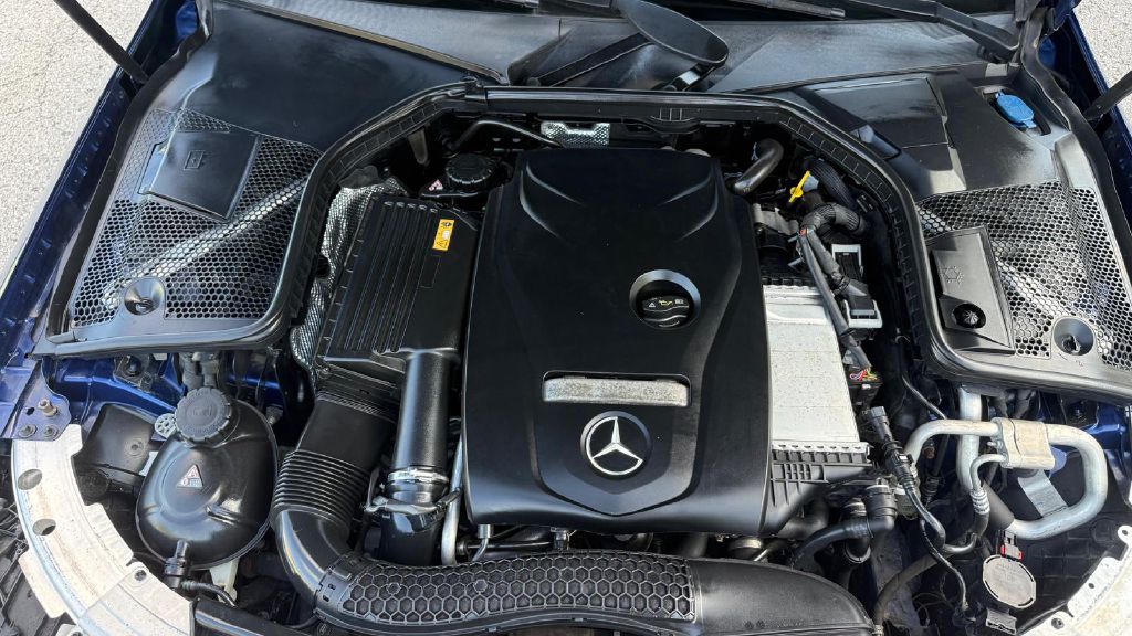 Photo 18 of this MERCEDES-BENZ C-CLASS