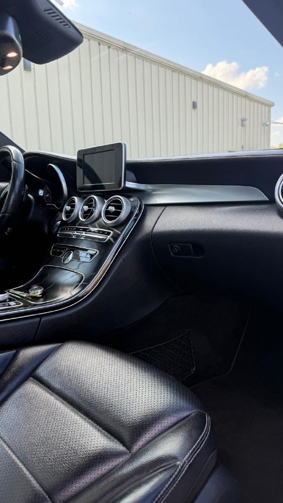 Photo 23 of this MERCEDES-BENZ C-CLASS