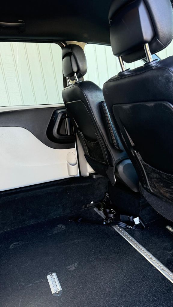 Photo 6 of this DODGE GRAND CARAVAN