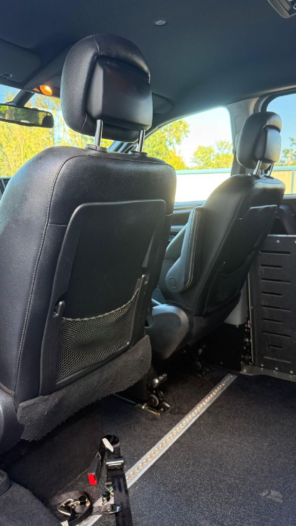 Photo 15 of this DODGE GRAND CARAVAN