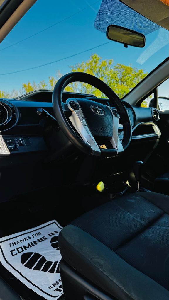 Photo 9 of this TOYOTA PRIUS C