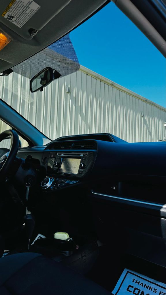 Photo 18 of this TOYOTA PRIUS C