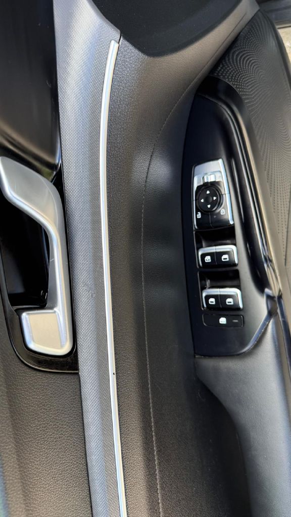 Photo 11 of this KIA K5