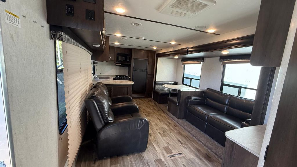 Photo 7 of this StarCraft Autumn Ridge RV