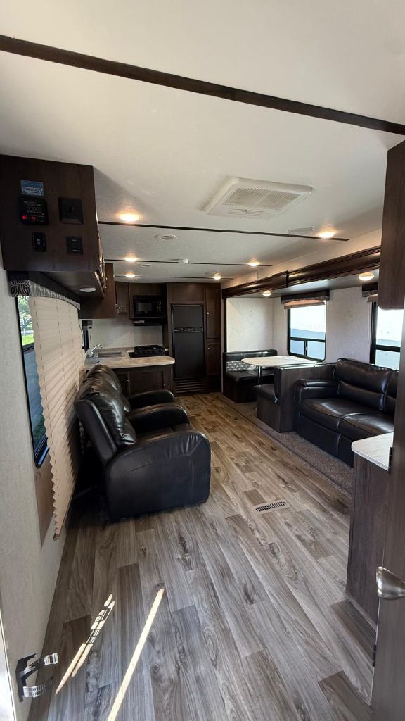Photo 8 of this StarCraft Autumn Ridge RV