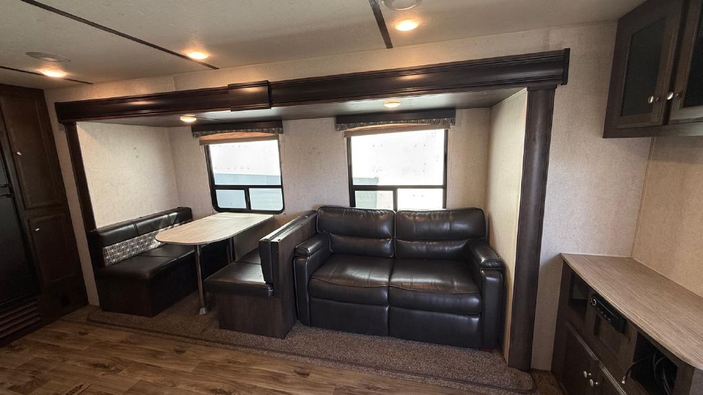 Photo 9 of this StarCraft Autumn Ridge RV
