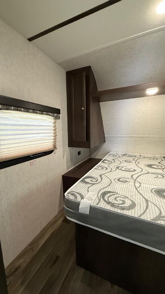 Photo 21 of this StarCraft Autumn Ridge RV
