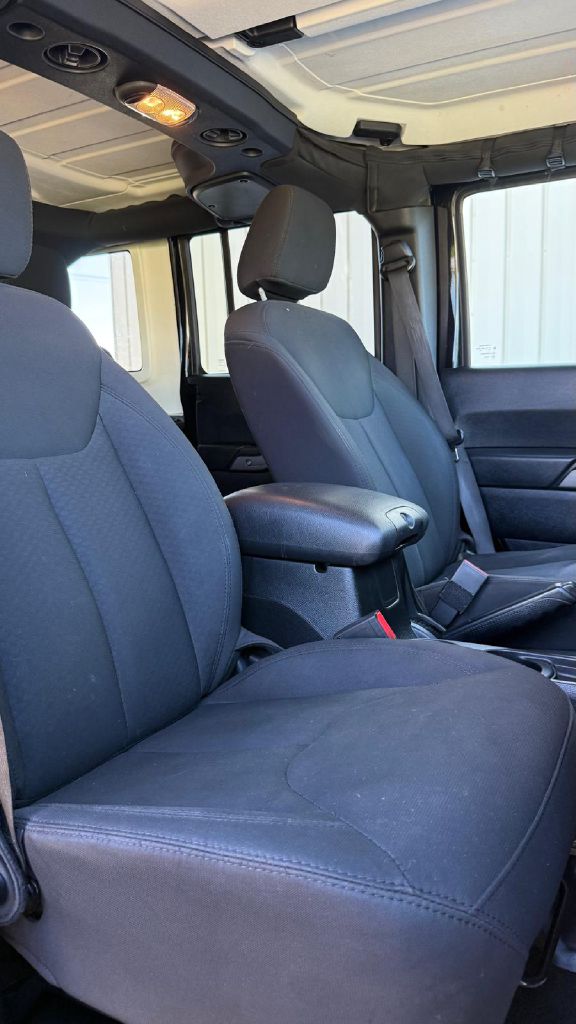 Photo 16 of this JEEP WRANGLER UNLIMI