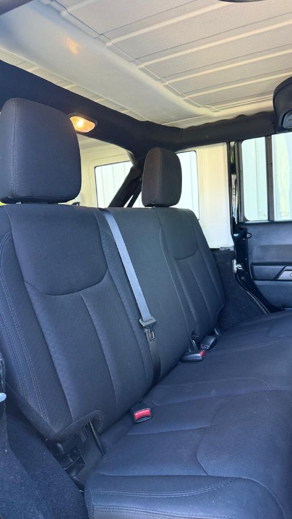 Photo 18 of this JEEP WRANGLER UNLIMI