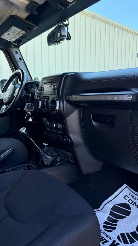 Photo 25 of this JEEP WRANGLER UNLIMI