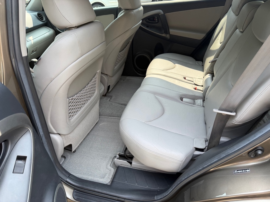 Photo 15 of this TOYOTA RAV4
