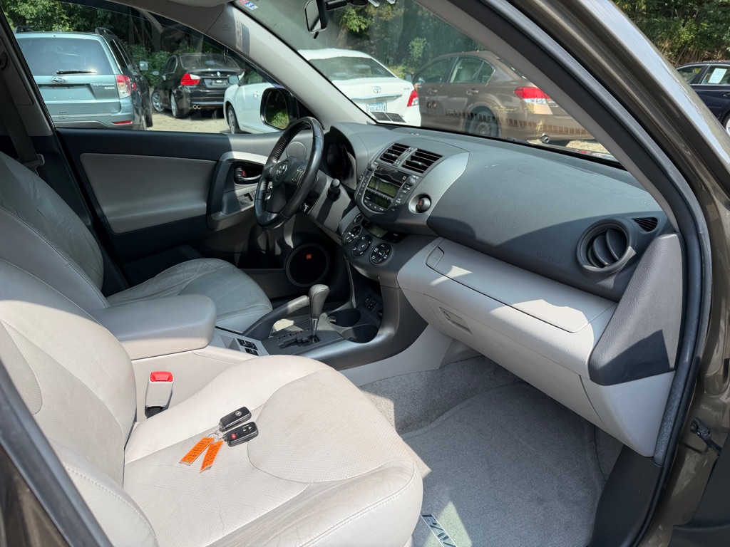 Photo 18 of this TOYOTA RAV4