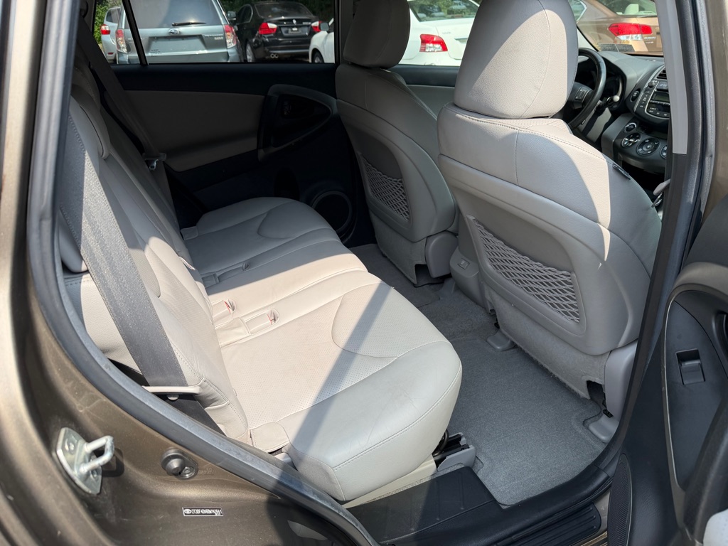 Photo 17 of this TOYOTA RAV4