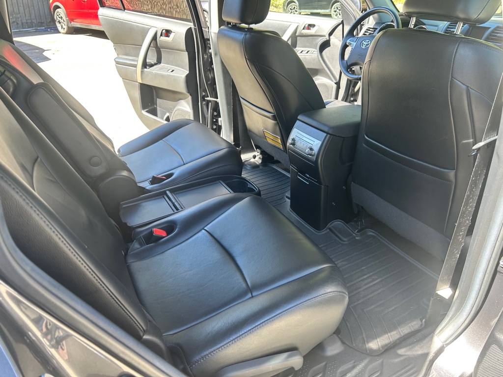 Photo 9 of this TOYOTA HIGHLANDER