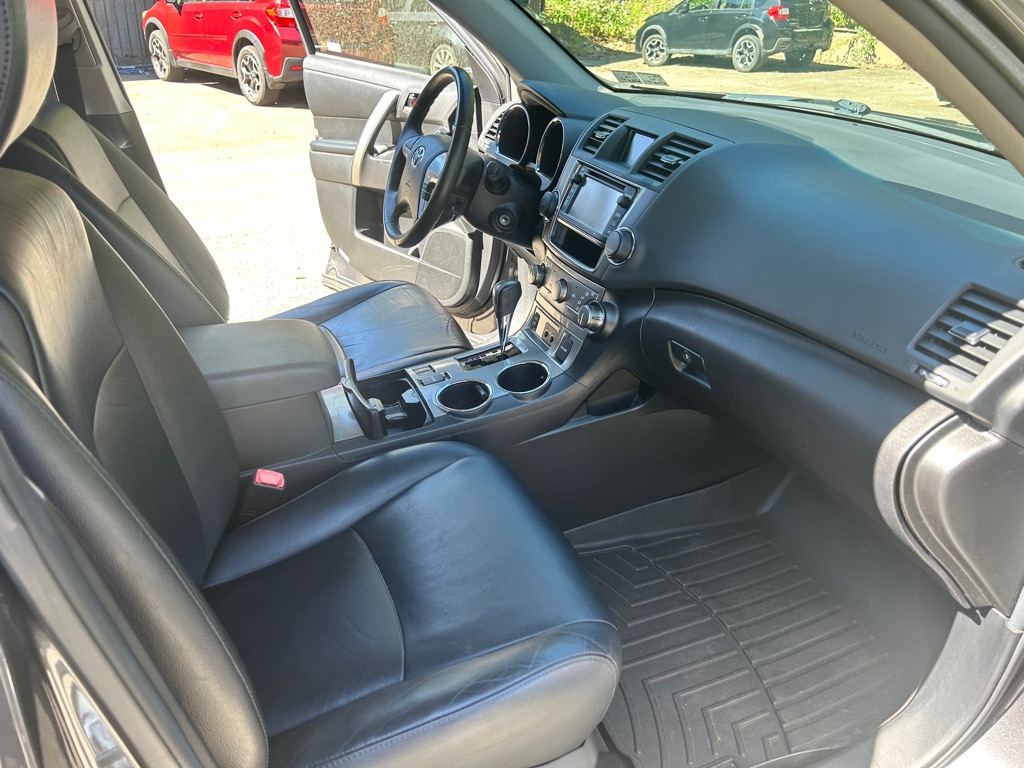 Photo 8 of this TOYOTA HIGHLANDER