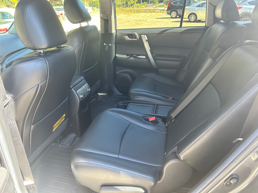 Photo 10 of this TOYOTA HIGHLANDER