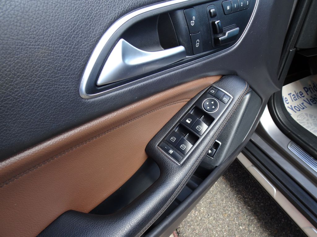 Photo 19 of this MERCEDES-BENZ GLA